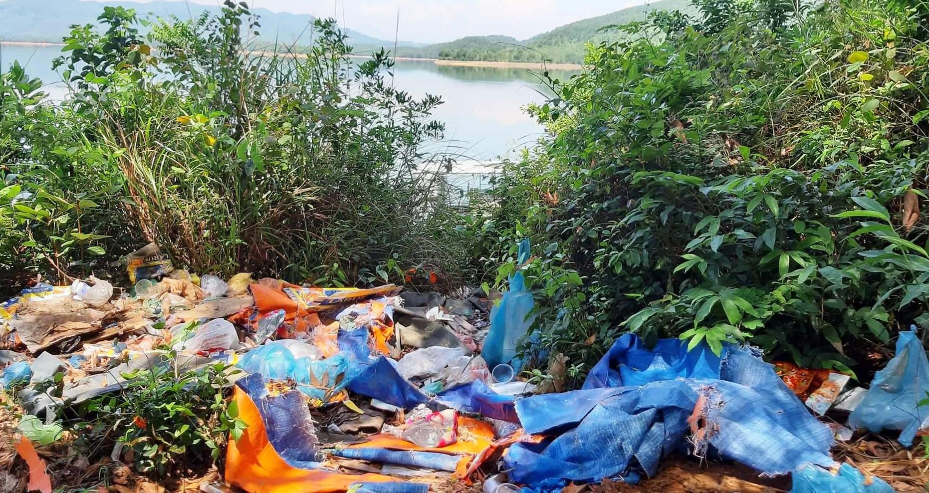 Nhiều người ý thức kém khi tham quan hồ Phú Ninh